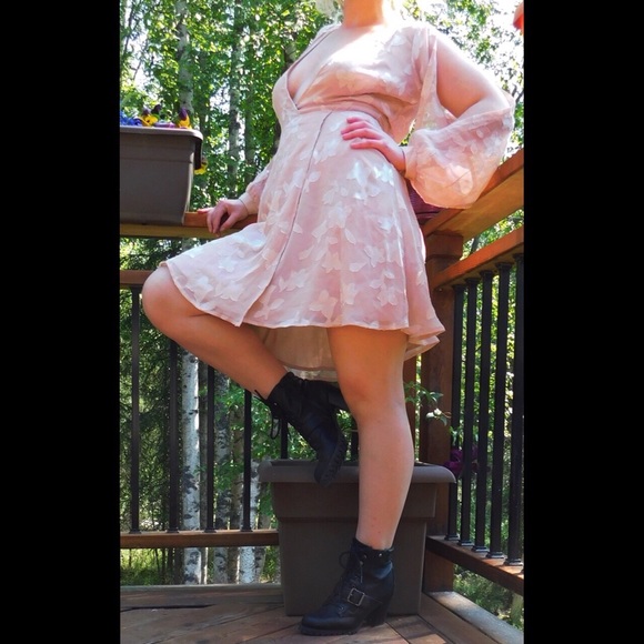 ASTR The Label Champagne Rose Burnout Floral Wrap Mini Dress Size Small - Picture 9 of 12